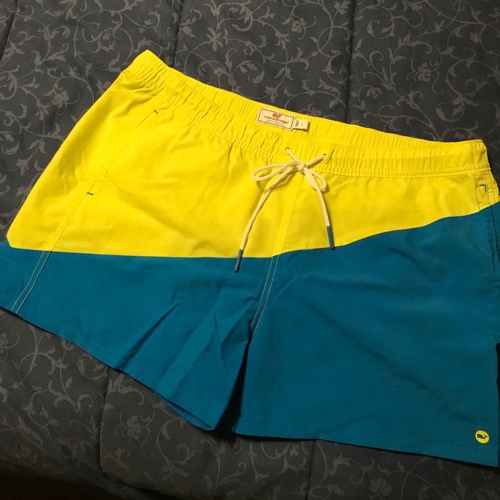 Vineyard Vines performance shorts size L